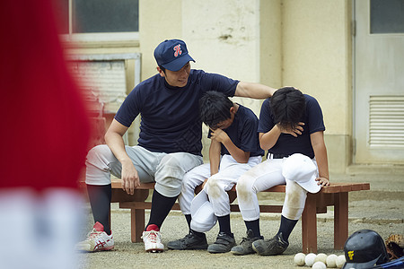 棒球教练安慰小朋友图片