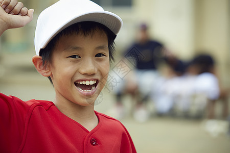 打棒球的小男孩图片