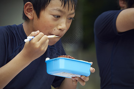 棒球少年吃盒饭图片