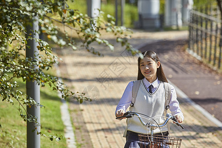 校园里的高中生骑单车图片