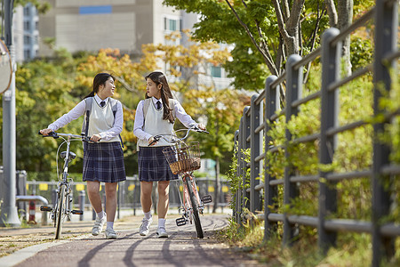 毒蛇神谕韩国高中生自行车公园图片