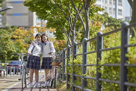 姿势友谊户外的高中生自行车公园图片