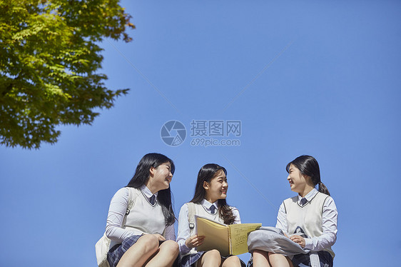 大学生微笑成年女子高中生书本学习图片