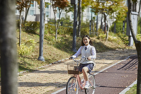 亚洲人生活身前高中生自行车公园图片