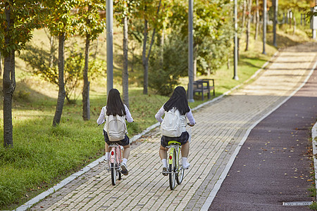 路背包骑高中生自行车公园图片