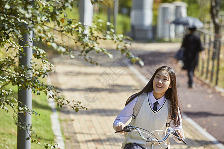 超时骑青少年高中生自行车公园图片
