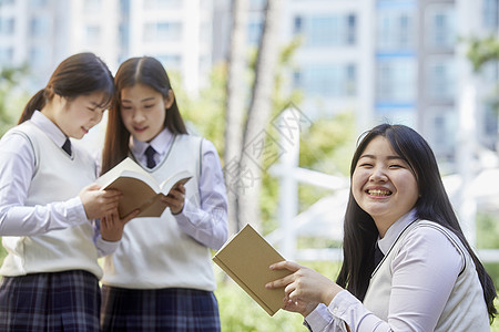 高中生校园内看书学习图片