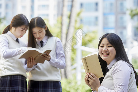 高中生校园内看书学习图片