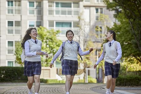 高中生校园内活力奔跑图片