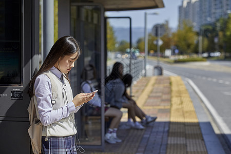 高中生在公交站台等车图片