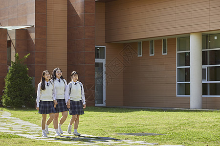 成年女子全身纸袋朋友高中生开心图片