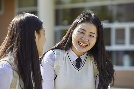 高中生女孩开心的聊天图片