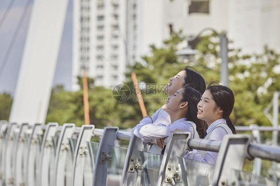 高中生在栏杆旁停下休息图片