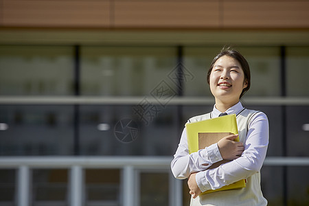 高中生手抱书本形象背景图片