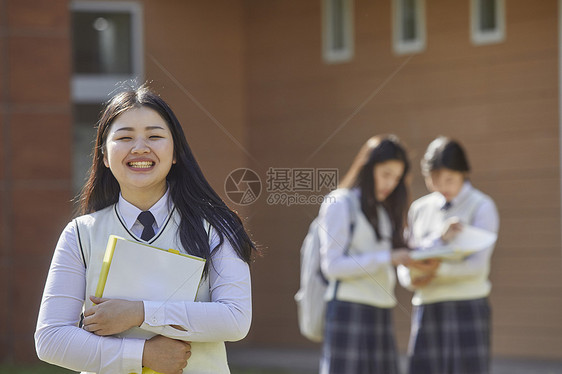 高中生手抱书本形象图片