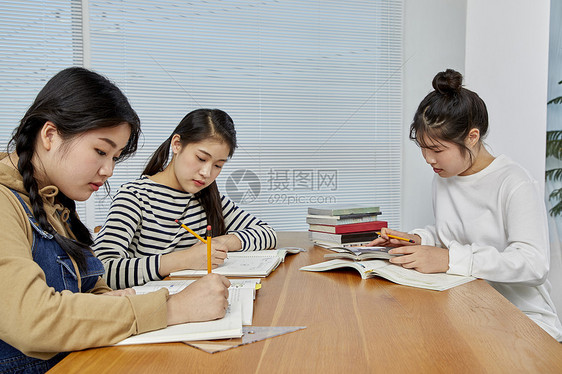 高中生教室里看书学习图片