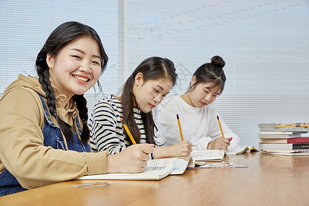 高中生教室里看书学习图片