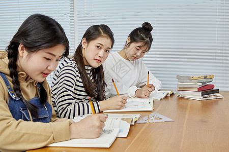 高中生教室里看书学习图片