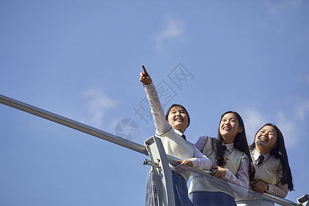 高中生校内趴在栏杆上聊天图片