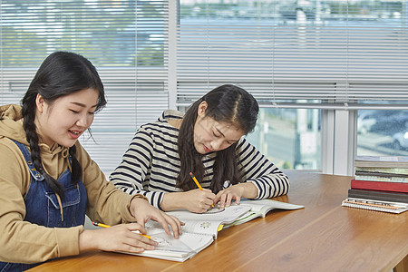 高中生教室里看书学习图片