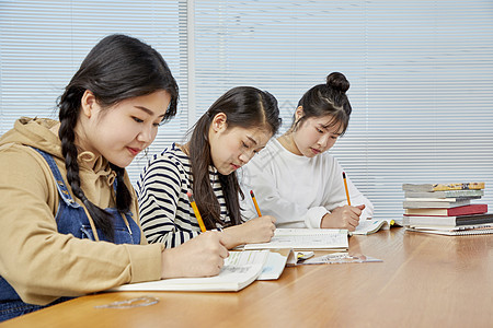 在一起高中学习的朋友图片