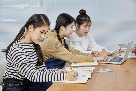 高中朋友在学习图片