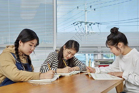 正在学习的女大学生图片