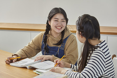 高中生教室内看书学习图片