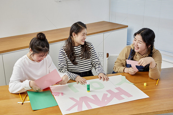 高中生教室内看书学习图片