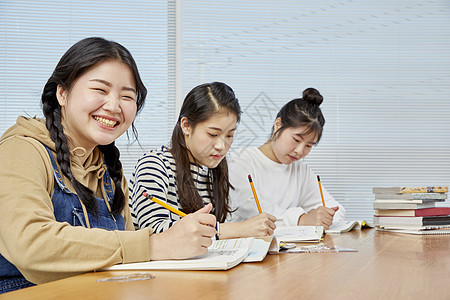 高中生教室内看书学习图片