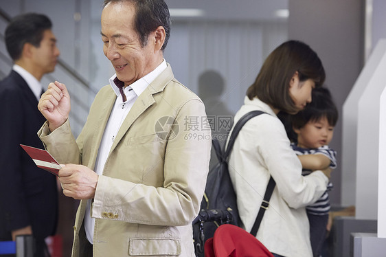 查看存折的中年男性图片