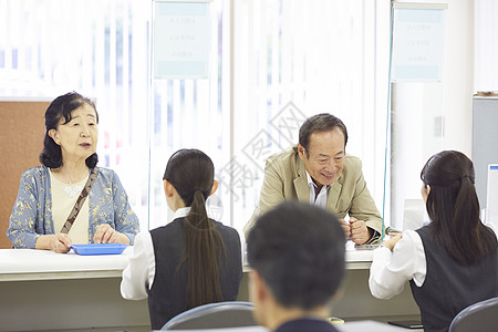 拔出年老笑容银行窗口客户图片