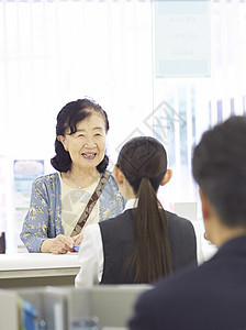 女人物女士银行窗口客户图片