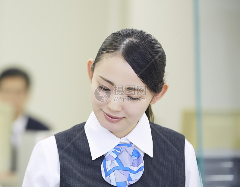 微笑的银行业务员形象高清图片下载-正版图片502138749-摄图网