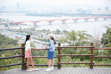 青年闺蜜户外旅游图片