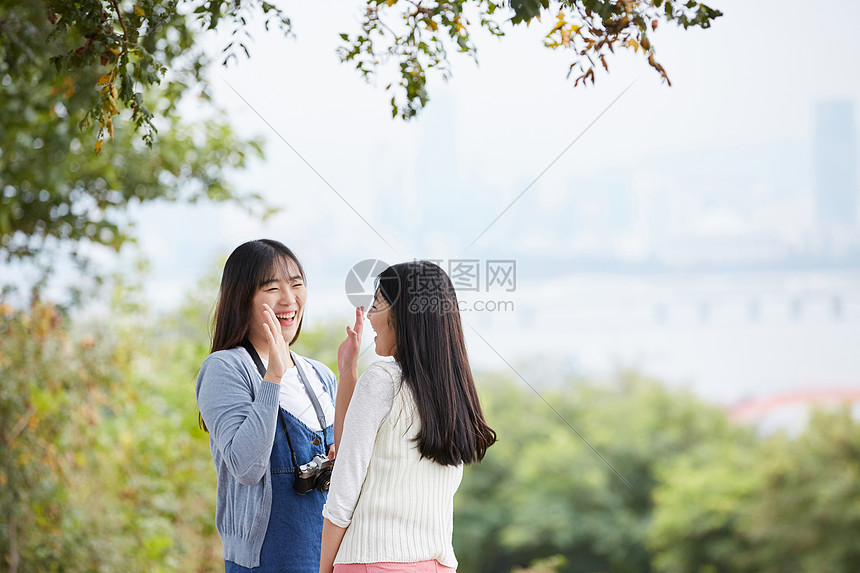 幸福伙伴判断青春朋友旅行高清图片下载-正版图片502138859-摄图网
