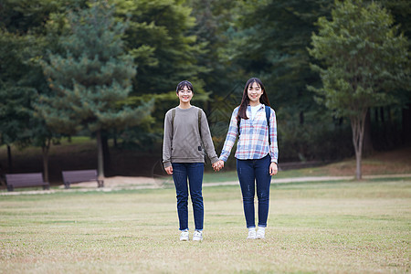 在户外郊游的背包客女孩图片