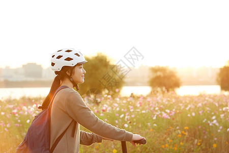 夕阳下骑车散步的女孩图片