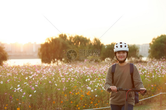 夕阳下骑车散步的女孩图片