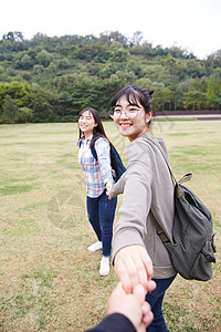 伙伴在公园散步踏青图片