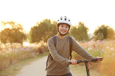 夕阳下散步的高中生图片