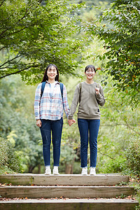 青年青春朋友旅行图片