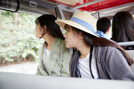 年轻女闺蜜结伴旅行图片