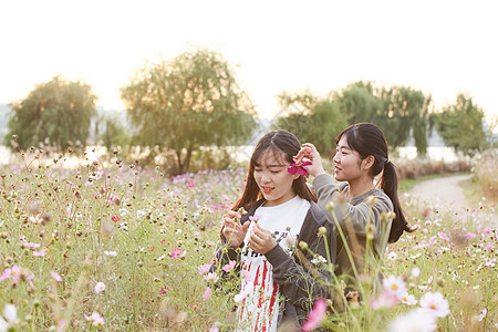 年轻女闺蜜结伴旅行图片