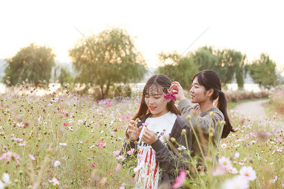 年轻女闺蜜结伴旅行图片