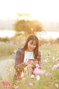 成年女子在花丛中图片