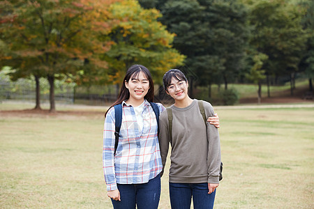 高中女子户外踏青图片