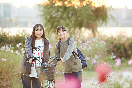 高中女子户外踏青图片