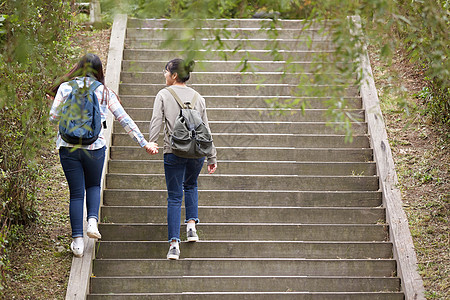 高中女子户外踏青图片