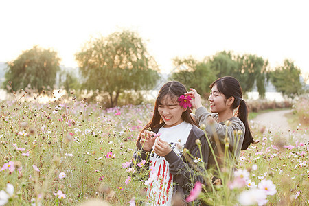 青少年在公园散步图片